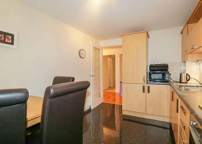 7 Riverside Gardens