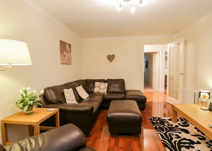 7 Riverside Gardens