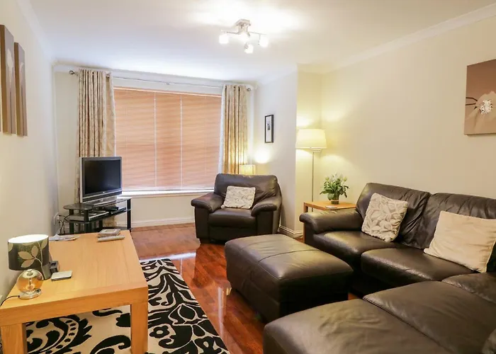 7 Riverside Gardens