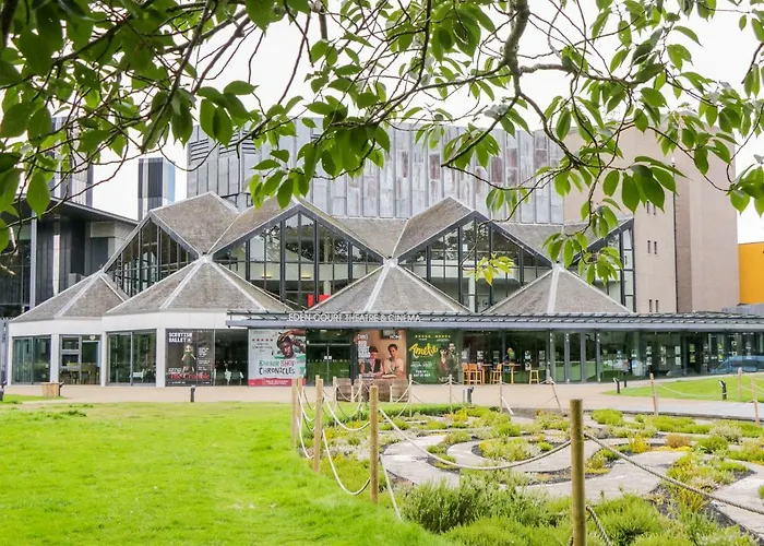 7 Riverside Gardens